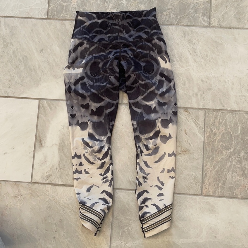 Lulu yoga crop 25” size 6